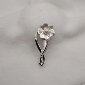 Vintage Silver-Tone Flower Brooch w Pearlescent Enamel Petals and Faux Pearl